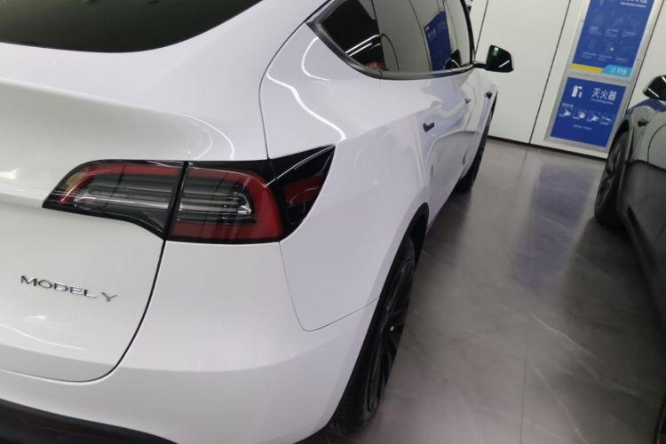 Tesla Model Y 2023 car image #8
