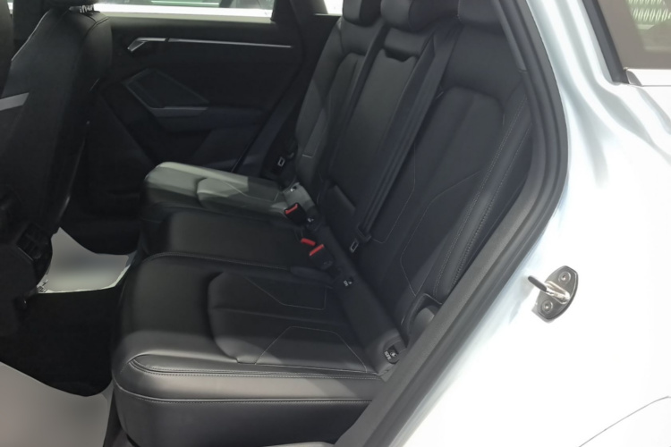 Audi Q3 2024 immagine di auto #17