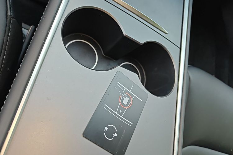 Tesla Model 3 2022 car image #9