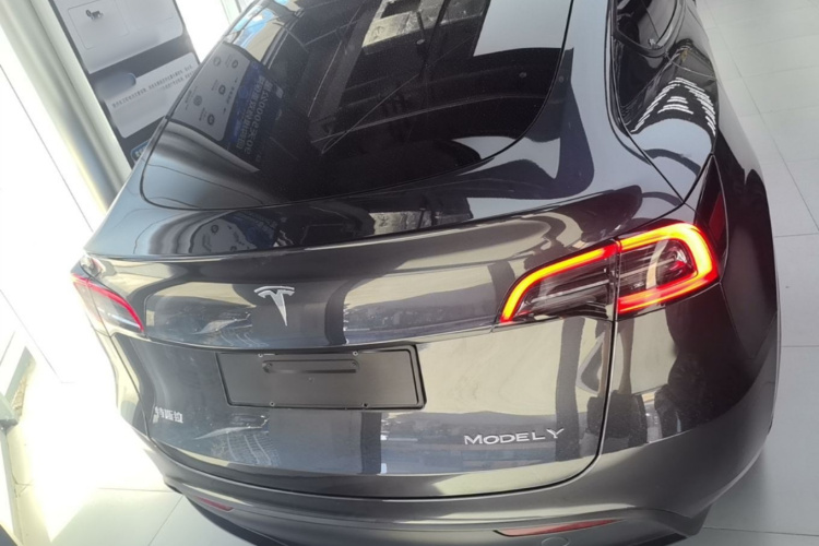 Tesla Model Y 2024 #6 Tesla Model Y 2024 immagine di auto #6