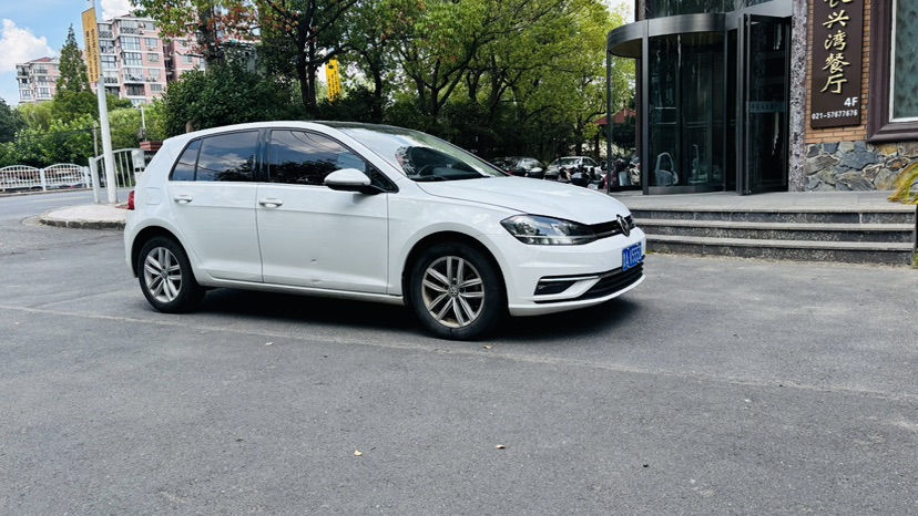 Volkswagen Golf 2018 car image #3