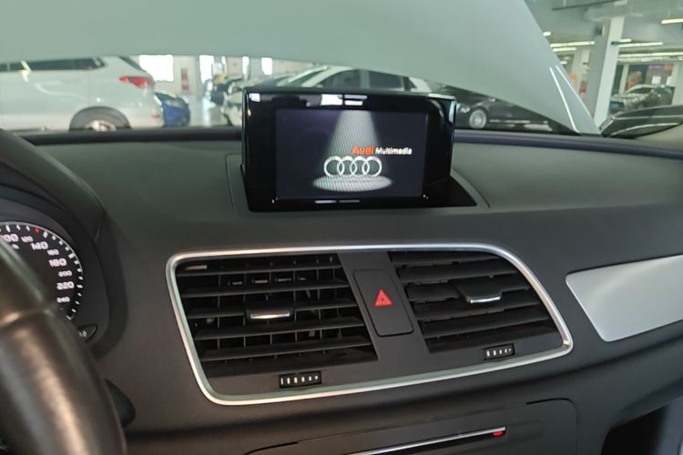 Audi Q3 2017 car image #13
