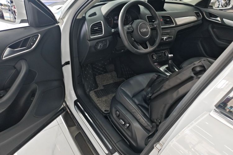 Audi Q3 2018 car image #16