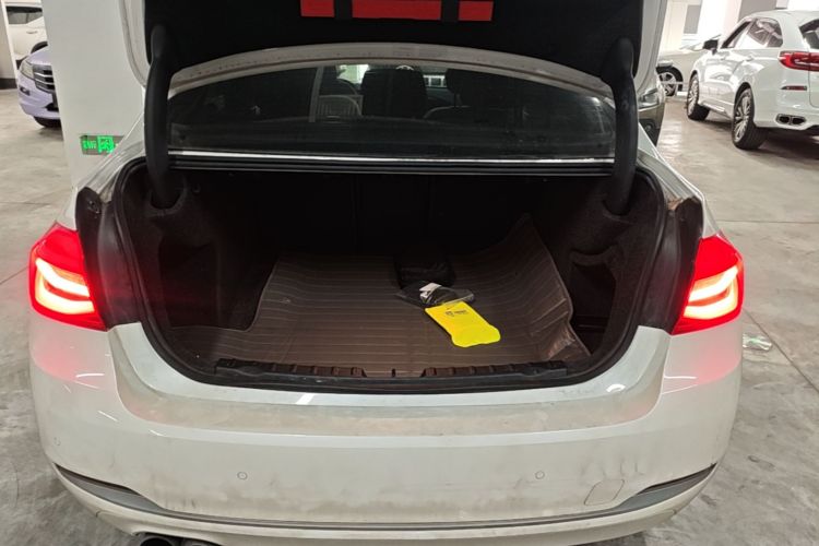 BMW 3 Series 2018 car image #19