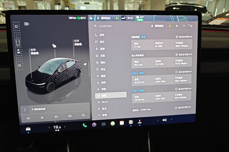 Tesla Model Y 2025 #13 Tesla Model Y 2025 car image #13