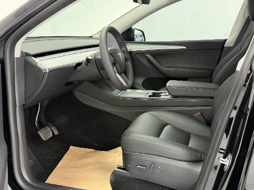 Tesla Model Y 2023 #5 Tesla Model Y 2023 car image #5
