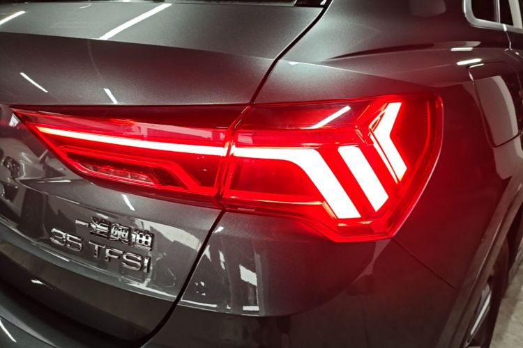 Audi Q3 2020 car image #8