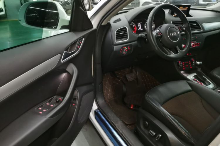 Audi Q3 2019 car image #16