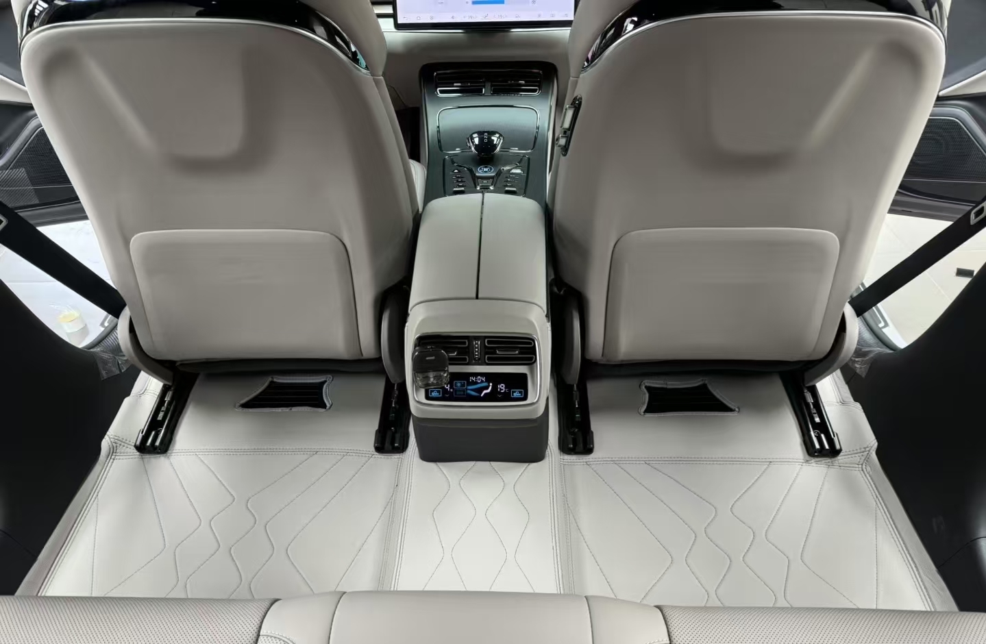 BYD Han 2025 car image #8