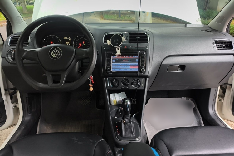Volkswagen Polo 2015 car image #7
