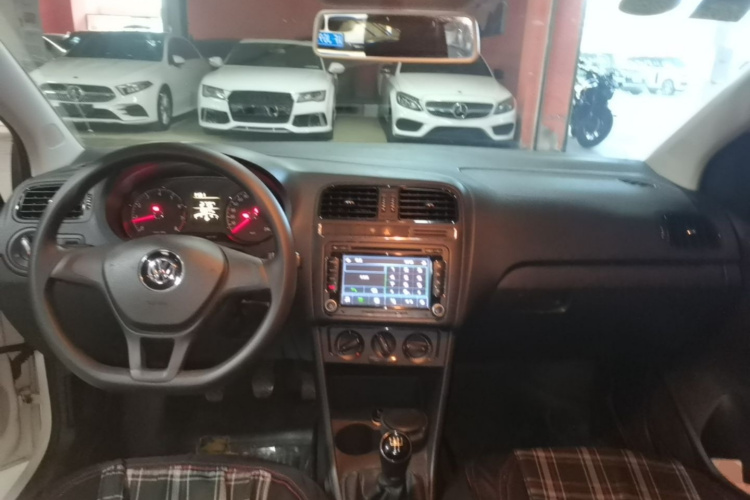 Volkswagen Polo 2015 car image #10
