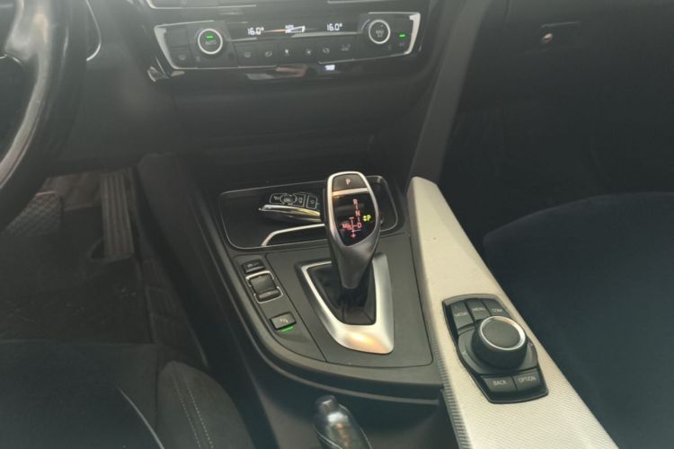 BMW 3 Series 2018 car image #14