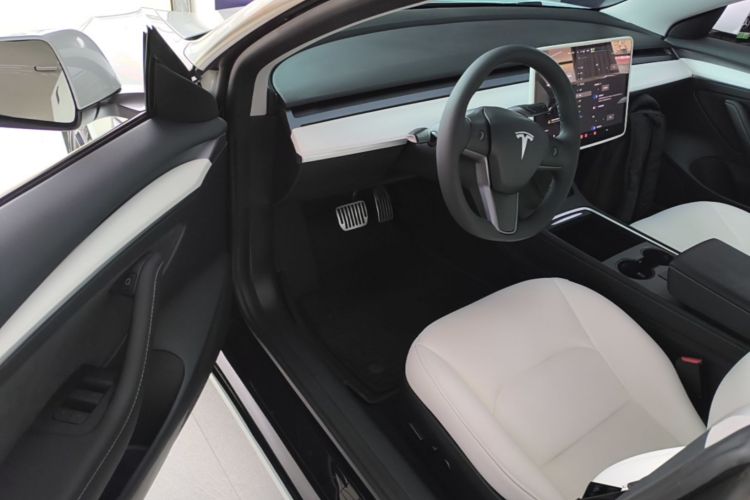 Tesla Model 3 2023 car image #16
