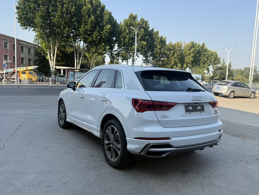 Audi Q3 2022 car image #7