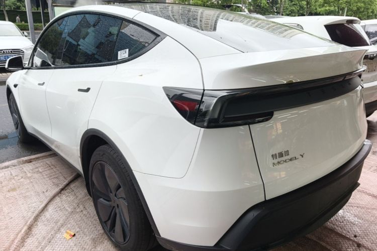 Tesla Model Y 2025 #5 Tesla Model Y 2025 immagine di auto #5