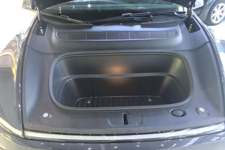 Tesla Model Y 2025 #20 Tesla Model Y 2025 car image #20
