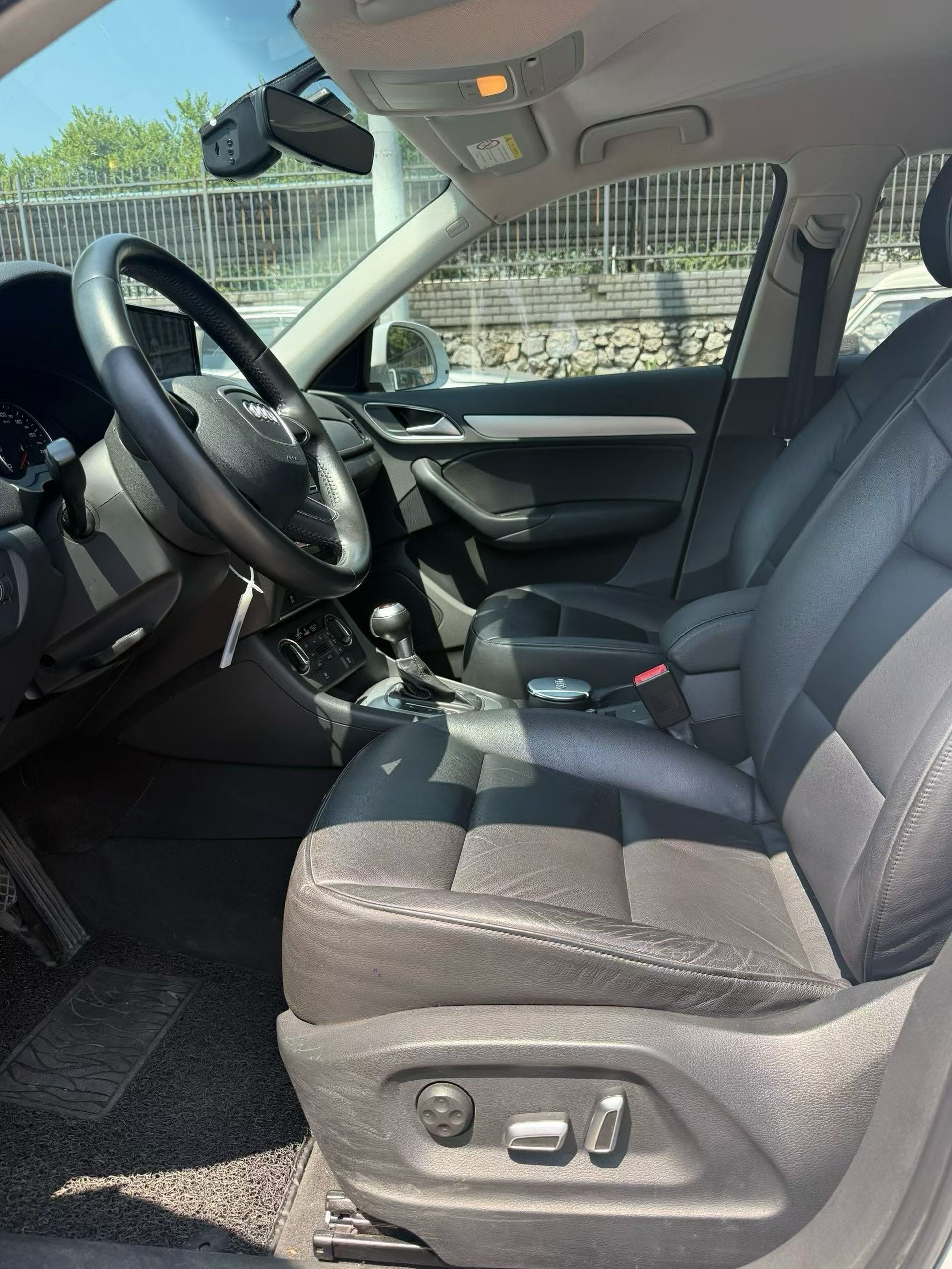 Audi Q3 2016 car image #3