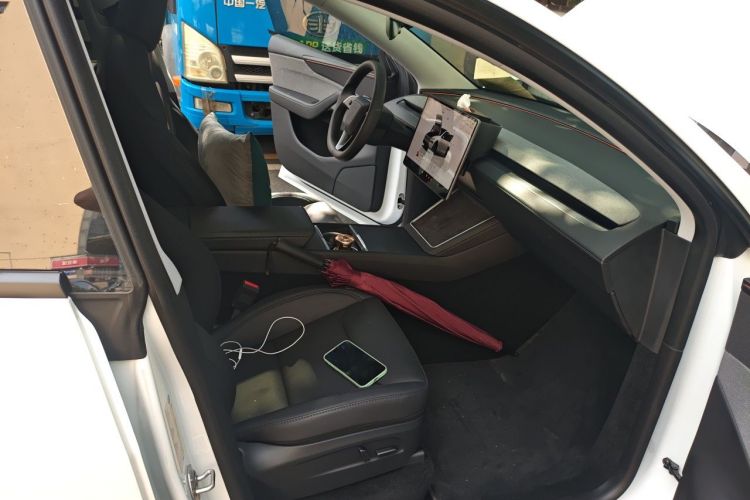Tesla Model Y 2025 #23 Tesla Model Y 2025 car image #23
