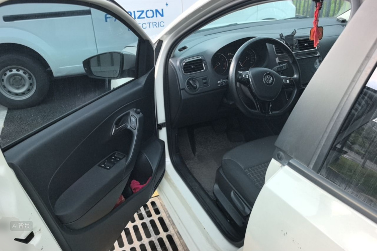 Volkswagen Polo 2016 car image #18