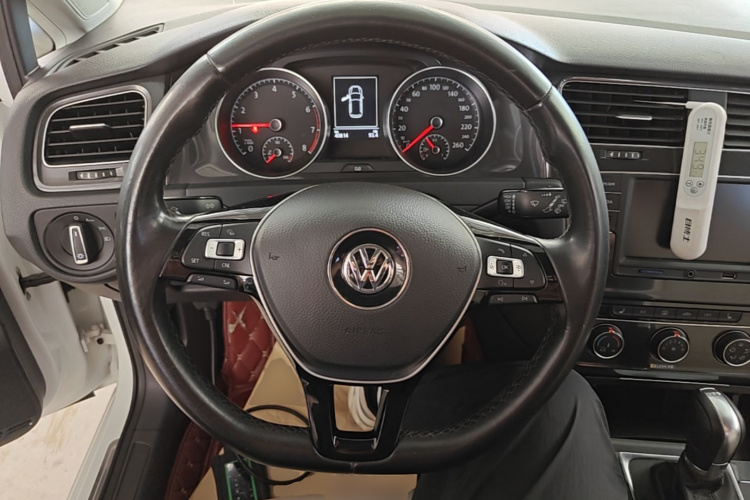 Volkswagen Golf 2017 car image #11