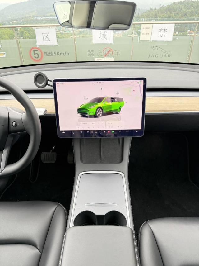 Tesla Model Y 2021 car image #9