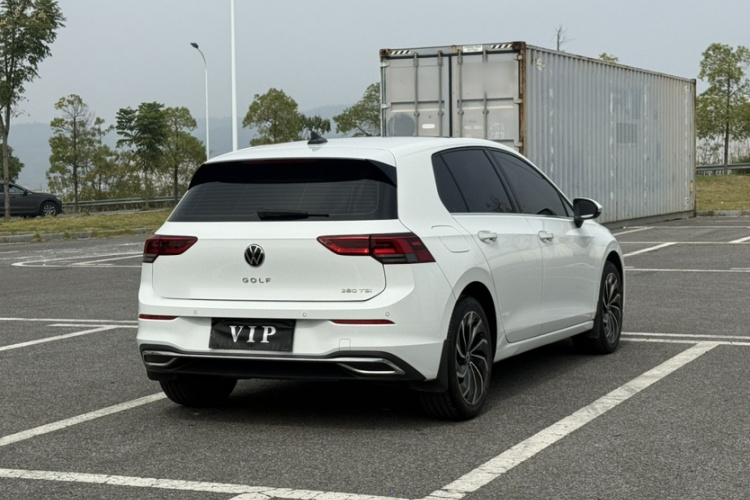 Volkswagen Golf 2023 car image #3