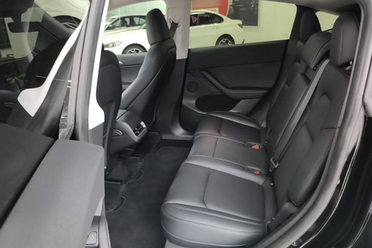 Tesla Model Y 2023 car image #17