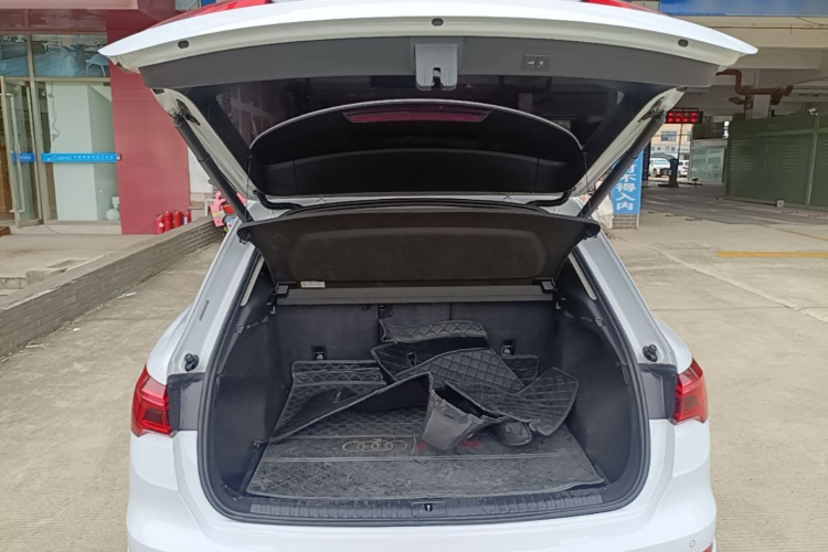 Audi Q3 2021 car image #21
