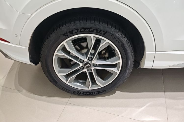 Audi Q3 2022 car image #10