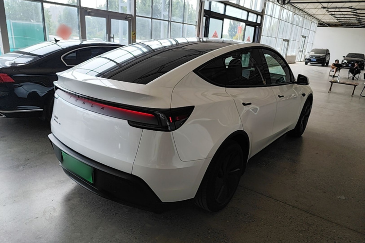 Tesla Model Y 2026 #7 Tesla Model Y 2026 car image #7