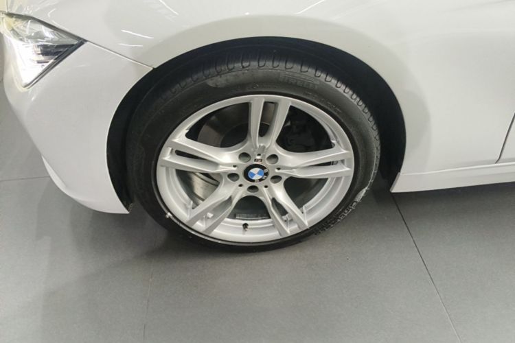 BMW 3 Series 2019 car image #9