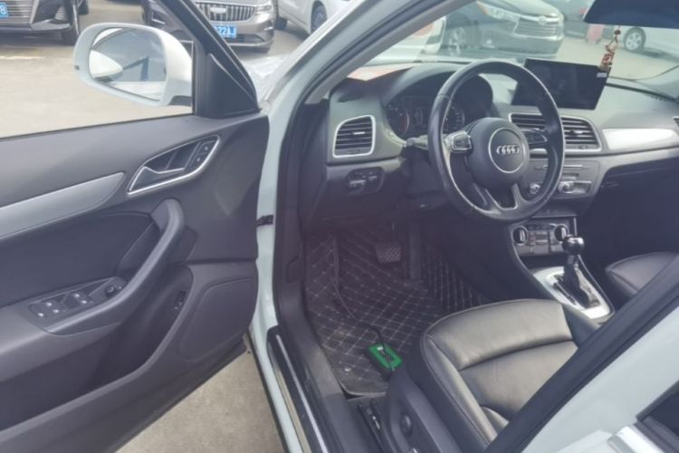 Audi Q3 2017 car image #16