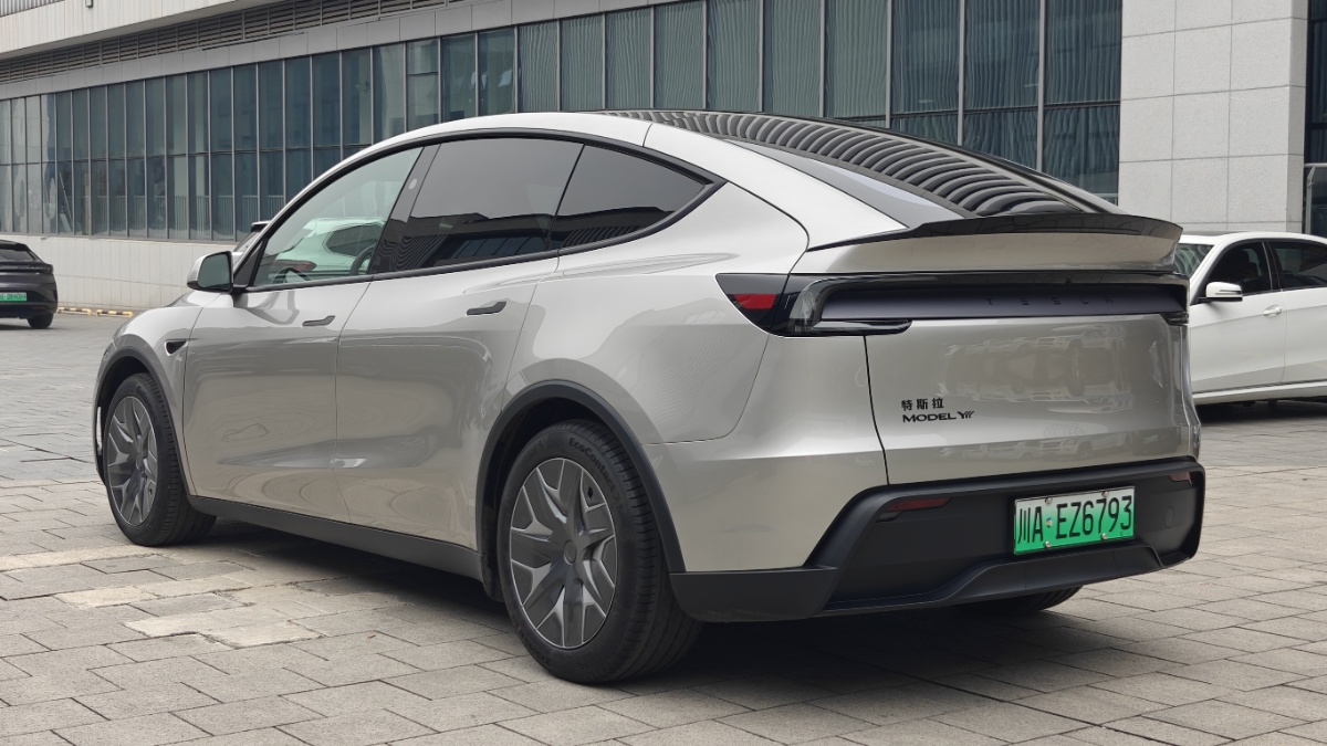 Tesla Model Y L 2026 #8 Tesla Model Y L 2026 car image #8