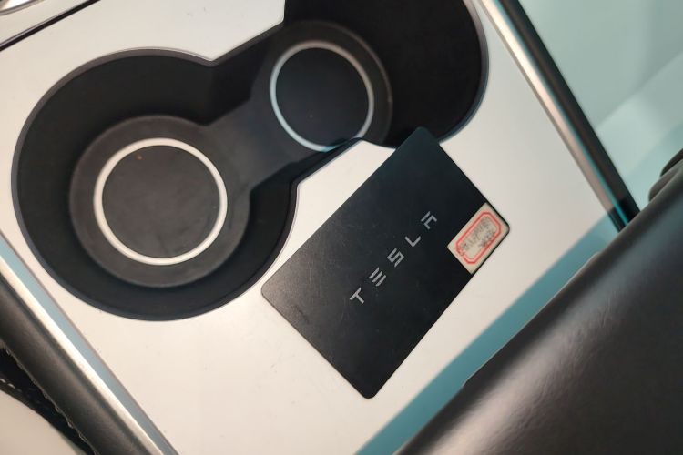 Tesla Model Y 2023 car image #9