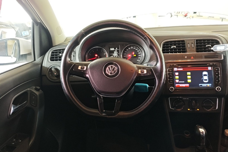 Volkswagen Polo 2016 car image #11