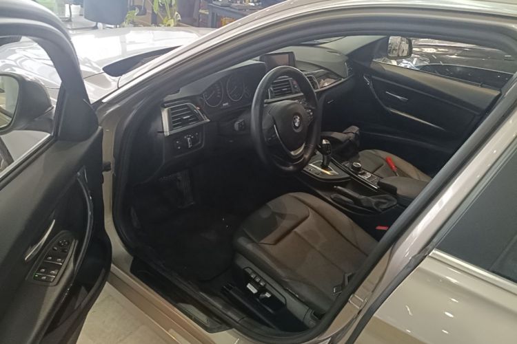 BMW 3 Series 2017 car image #16