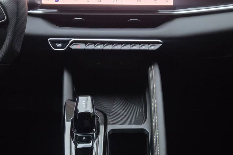 GEELY Coolray 2026 immagine di auto #12