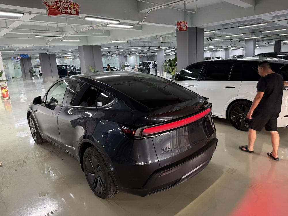 Tesla Model Y 2026 #4 Tesla Model Y 2026 car image #4