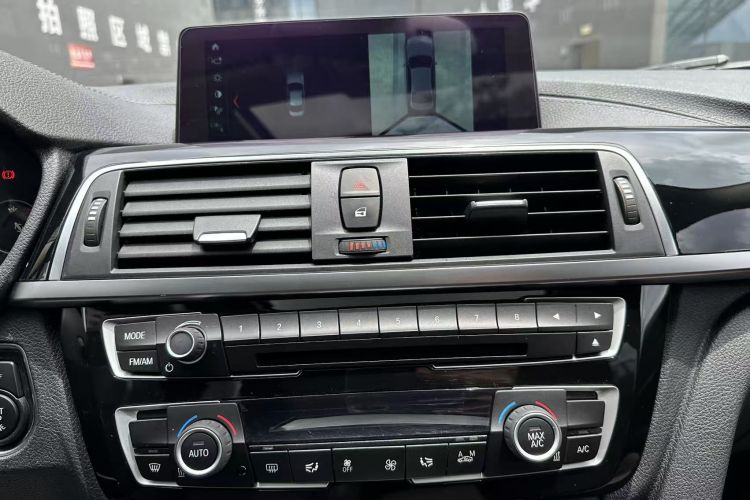 BMW 3 Series 2018 car image #18