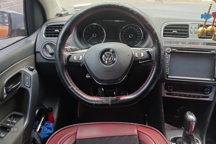 Volkswagen Polo 2015 car image #12