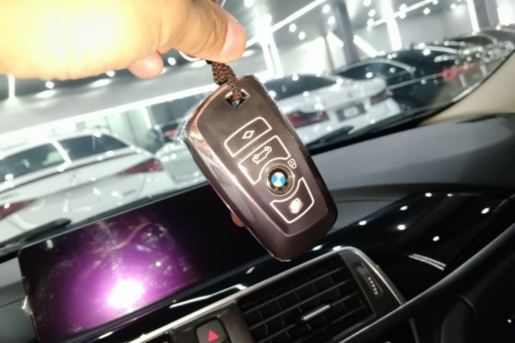 BMW 3 Series 2019 car image #9