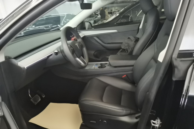 Tesla Model Y 2023 car image #15