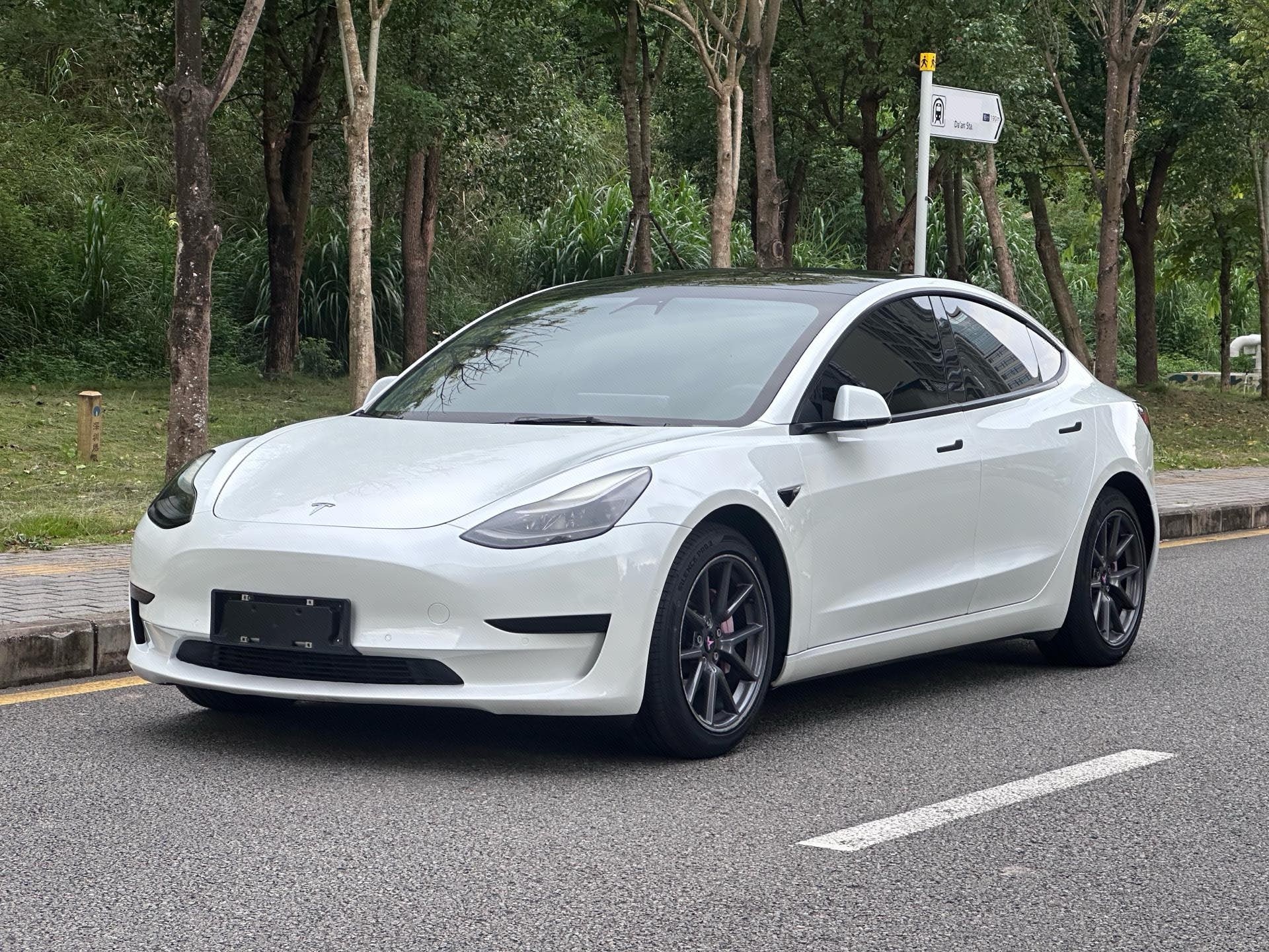 Tesla Model 3 2021 car image 