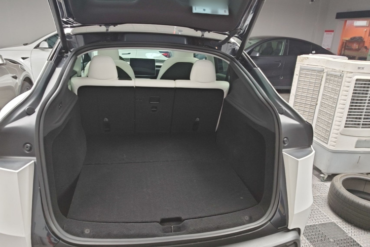 Tesla Model Y 2025 #21 Tesla Model Y 2025 صورة سيارة #21