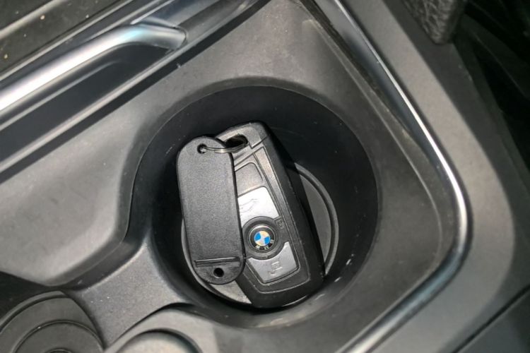 BMW 3 Series 2019 car image #9