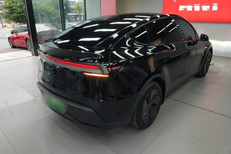Tesla Model Y 2025 #7 Tesla Model Y 2025 car image #7