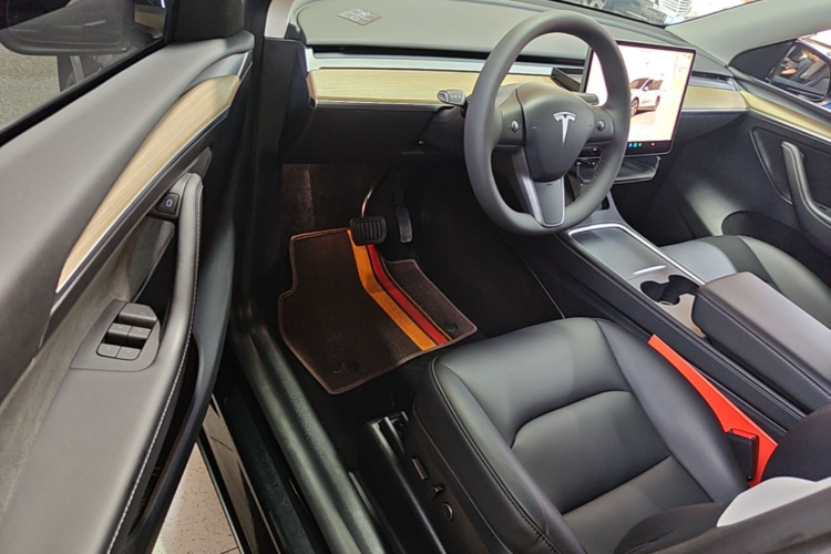 Tesla Model Y 2023 #16 Tesla Model Y 2023 car image #16