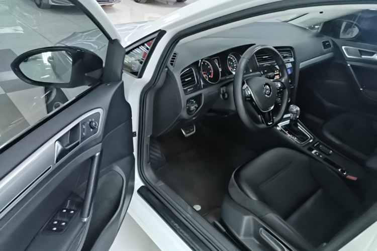 Volkswagen Golf 2020 car image #16