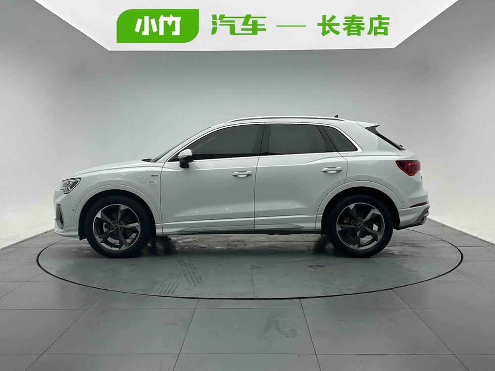 Audi Q3 2022 car image #3
