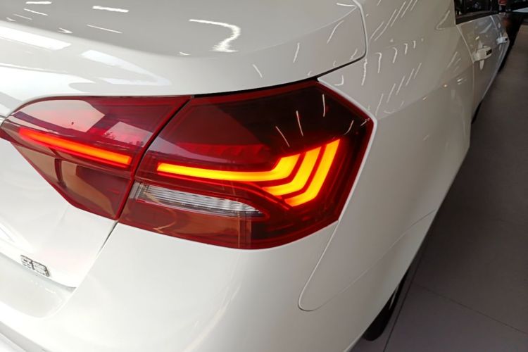 GEELY Emgrand 2021 car image #8